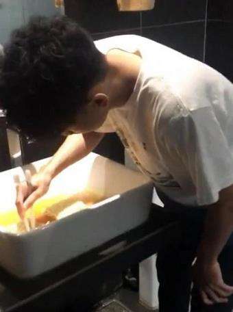 Masak mie instan di wastafel kamar mandi hotel bikin mual.