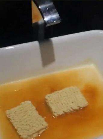 Masak mie instan di wastafel kamar mandi hotel bikin mual.