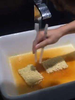 Masak mie instan di wastafel kamar mandi hotel bikin mual.