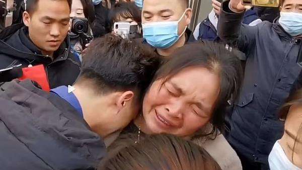 Pertemuan mengharukan ibu dan anaknya terpisah selama 33 tahun.