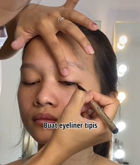 Mengaplikasikan Eyeliner