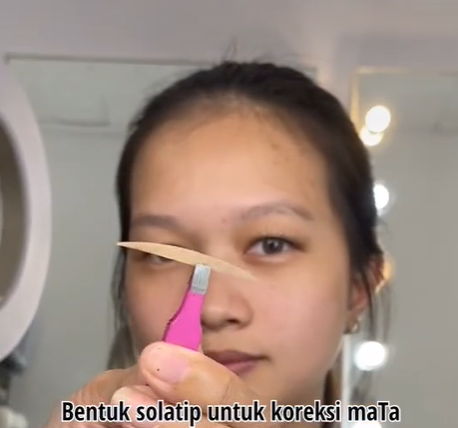 Menggunakan Selotip untuk Membuat Lipatan Pada Kelopak Mata