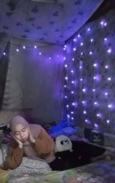 Viral, gadis berhijab beres-beres rumah reyot yang estetik.