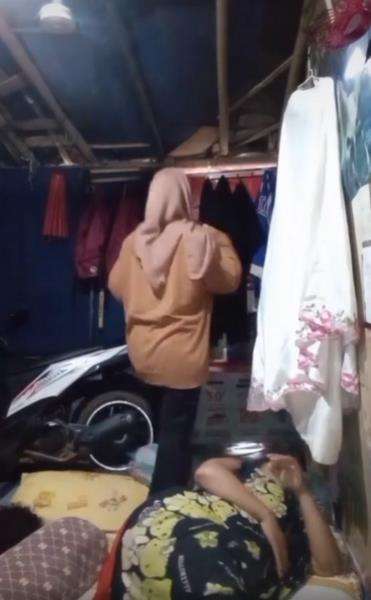 Viral, gadis berhijab beres-beres rumah reyot yang estetik.