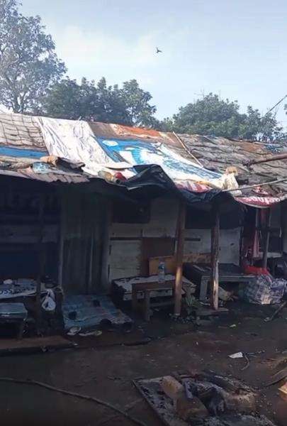 Viral, gadis berhijab beres-beres rumah reyot yang estetik.