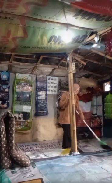 Viral, gadis berhijab beres-beres rumah reyot yang estetik.