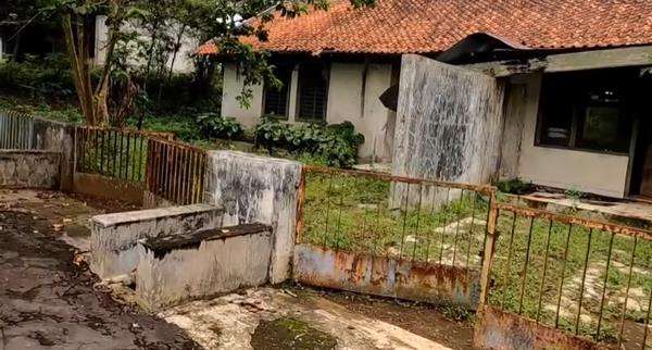 Cerita seram kompleks perumahan dibiarkan terbengkalai tak berpenghuni sejak tahun 70-an.