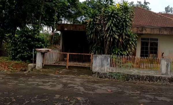Cerita seram kompleks perumahan dibiarkan terbengkalai tak berpenghuni sejak tahun 70-an.