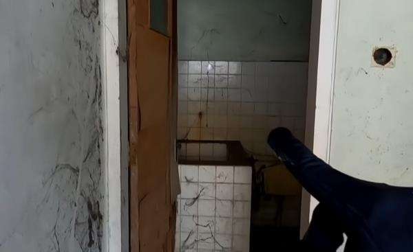 Bagian dalam salah satu rumah terbengkalai tak berpenghuni sejak tahun 70-an.