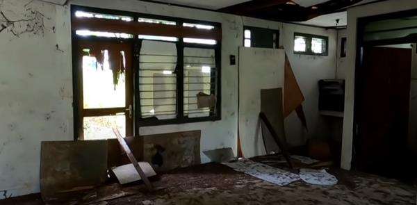 Bagian dalam salah satu rumah terbengkalai tak berpenghuni sejak tahun 70-an.