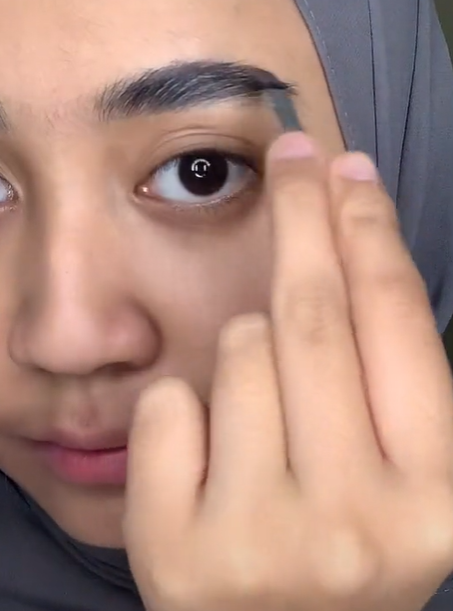 Menggunakan Brow Pomade