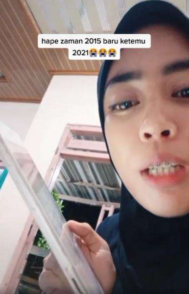 Tablet jadul berisi chattingan mesra dengan mantan pacar.