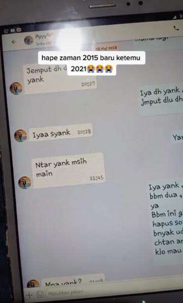Tablet jadul berisi chattingan mesra dengan mantan pacar.