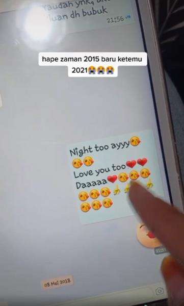 Tablet jadul berisi chattingan mesra dengan mantan pacar.