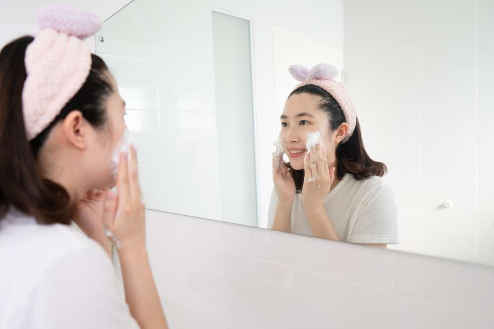 Menggunakan Foaming Cleanser
