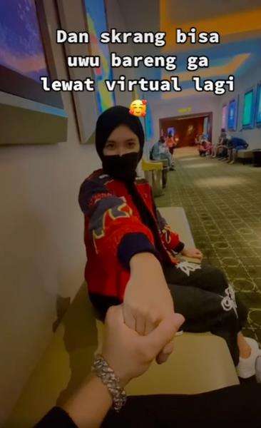Sekarang tak perlu lewat virtual kalau mau ketemu dengan sang pacar.