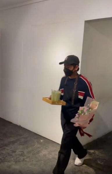 Dia datang ke meja kekasih dengan satu buket bunga.