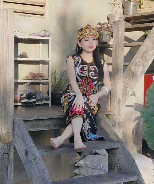 Gadis Dayak pamer usaha madunya, netizen salfok sama kecantikannya.