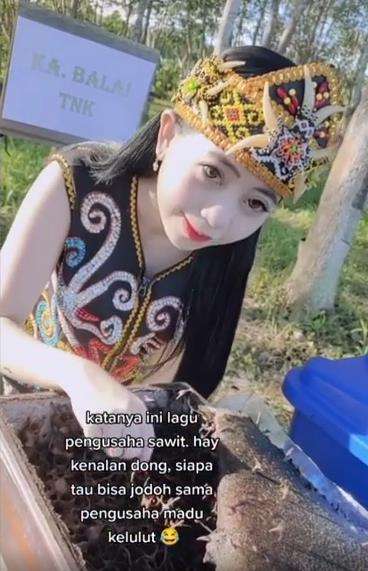 Gadis Dayak pamer usaha madunya, netizen salfok sama kecantikannya.