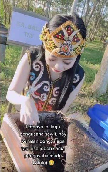 Gadis Dayak pamer usaha madunya, netizen salfok sama kecantikannya.