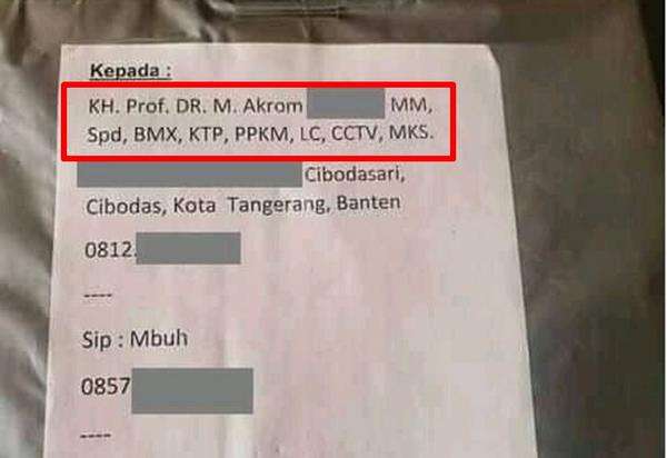 Deretan nyeleneh nama dan alamat penerima paket.