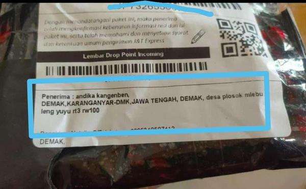 Deretan nyeleneh nama dan alamat penerima paket.