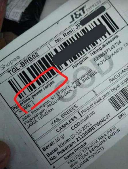 Deretan nyeleneh nama dan alamat penerima paket.