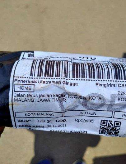 Deretan nyeleneh nama dan alamat penerima paket.