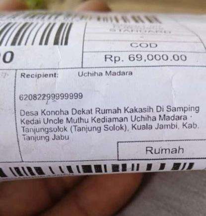 Deretan nyeleneh nama dan alamat penerima paket.