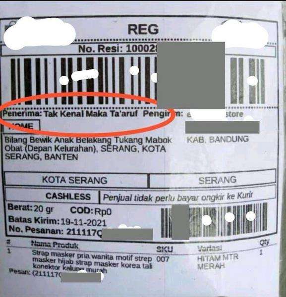 Deretan nyeleneh nama dan alamat penerima paket.