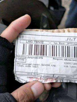 Deretan nyeleneh nama dan alamat penerima paket.