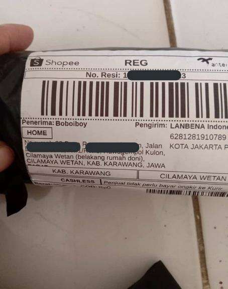 Deretan nyeleneh nama dan alamat penerima paket.