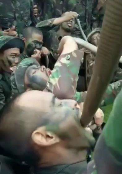 Bikin ngeri aksi survival prajurit TNI minum darah ular.