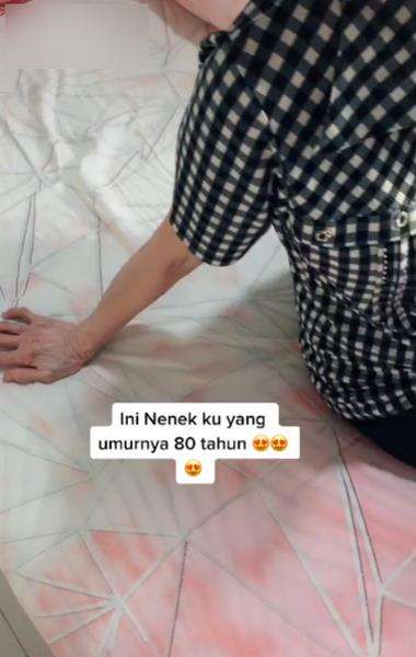 Nenek ini menolak tua, masih tetap cantik di usia 80 tahun.