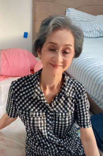 Nenek ini menolak tua, masih tetap cantik di usia 80 tahun.