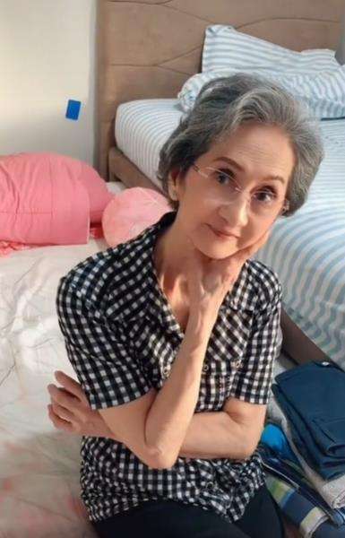 Nenek ini menolak tua, masih tetap cantik di usia 80 tahun.