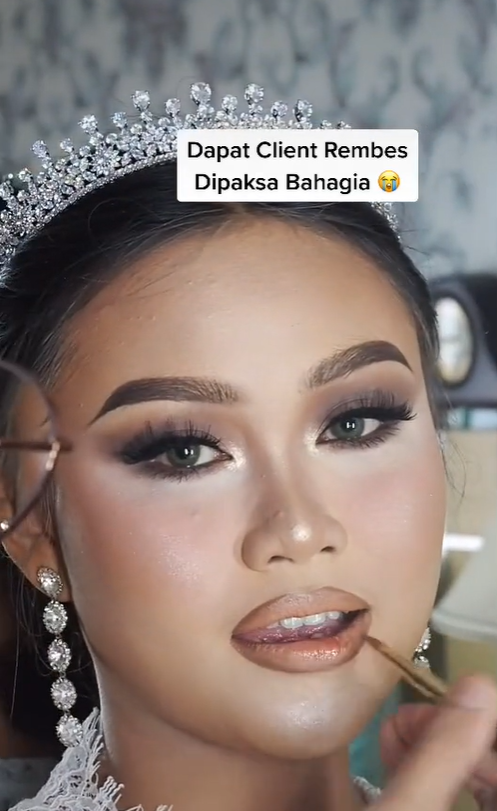 Menggunakan Lipstik