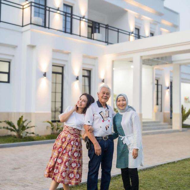 Rumah orangtua Rossa