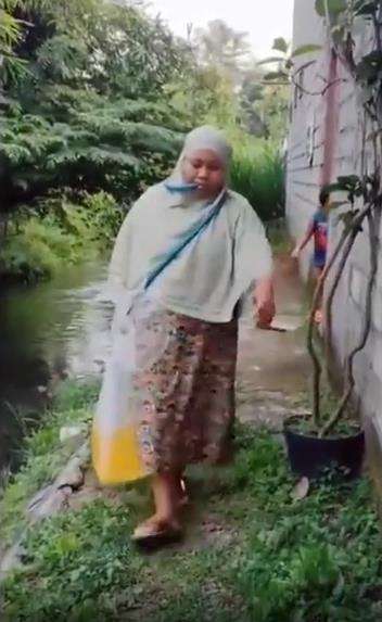 Parodi video klip Noah 'Yang Terdalam' versi emak-emak.