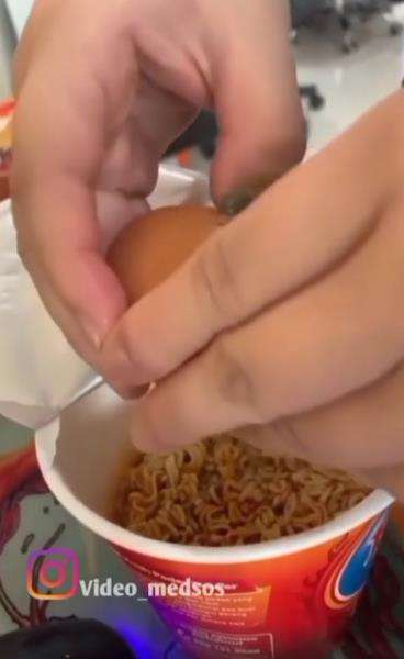 Mau masak mie instan estetik, endingnya malah bikin mual.