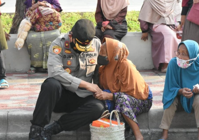 Aksi Polisi Rangkul Warga