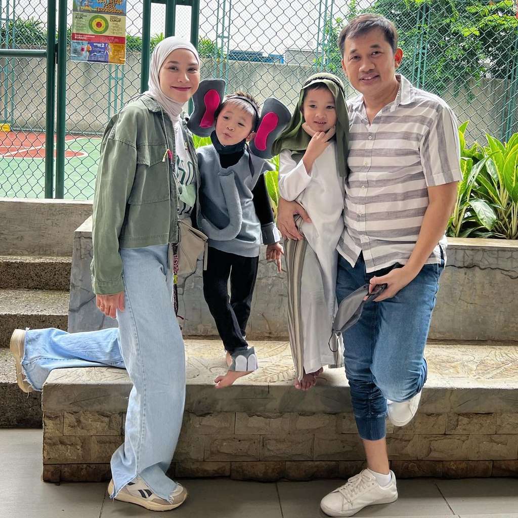 Zaskia Adya Mecca bersama dua putranya dan suaminya