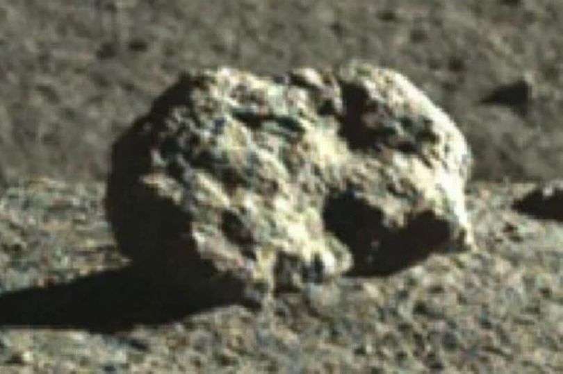 Benda misterius di bulan