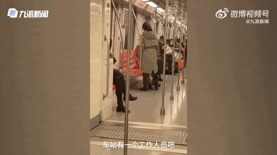 Wanita tampar lelaki yang diduga lakukan pelecehan kepadanya di kereta.
