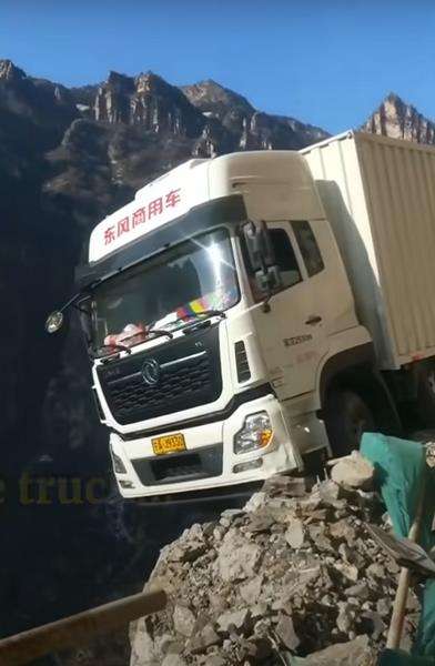 Terlalu percaya navigasi GPS, truk tronton hampir jatuh ke jurang dalam.