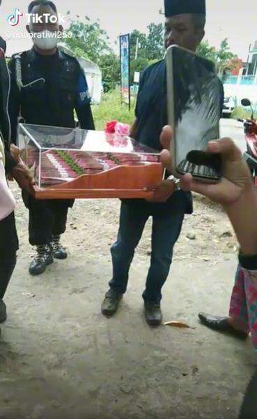 Pengantin laki-laki antar mas kawin uang panaik Rp300 juta.
