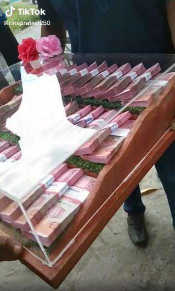 Pengantin laki-laki antar mas kawin uang panaik Rp300 juta.