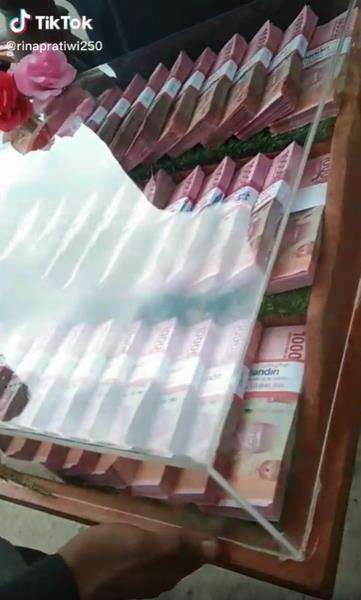 Pengantin laki-laki antar mas kawin uang panaik Rp300 juta.