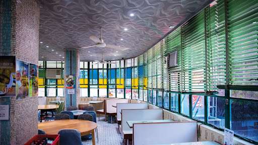 Atmosfer di dalam Mido Cafe
