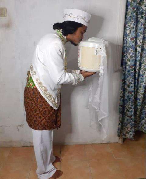 7 benda nyeleneh dibawa saat hadiri acara pernikahan ini bikin ngakak.